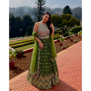 Vestidos de Noche de Diseñador, Elegantes Lehenga Choli con Lentejuelas y Bordado Zari para Fiestas - Product Image 1