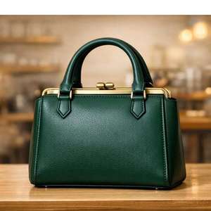 Este artículo es una cartera larga color lavanda para mujer, generalmente hecha de cuero sintético o de imitación. - Product Image 6