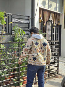 Chaqueta Bordada a Mano de Jaipur con Diseño Único de Tela en Zig Zag, Ropa Artesanal Tradicional India para Mujer - Product Image 2