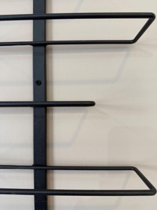 Elegante soporte de pared negro para botellas de vino, ideal para exhibir vino en restaurantes y ahorrar espacio en la encimera, procedente de la India. - Product Image 3