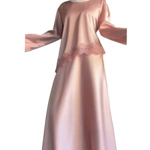 Haut en satin rose et blanc avec une bordure en dentelle asymétrique et des manches longues évasées - Product Image 5