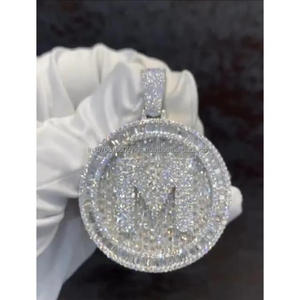 Exclusivo colgante redondo de joyería con piedras de diamante moissanita de primera calidad y un look moderno. - Product Image 1