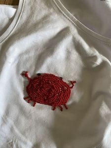 Magnifique haut tendance pour femme, brodé à la main de motifs floraux et orné de perles, avec détails décoratifs de qualité supérieure - Product Image 1