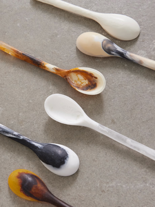 Ensemble élégant de cuillères et fourchettes à salade en résine marbrée beige, ustensiles en acrylique faits à la main, vaisselle moderne pour la restauration et les mariages - Product Image 4
