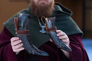 Cuerno Vikingo para Beber de PERFECT ENTERPRISES con Soporte Metálico, Cuerno Artesanal Genuino Estilo Amoroso para Cerveza/Vino, Regalo Empresarial - Product Image 2