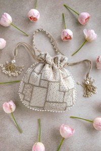 Bolsa Potli de Poliéster con Bordado Tradicional, Regalo de Boda para Mujer, Recuerdo de Fiesta Nupcial, Ecológica, Duradera, a la Moda, Venta al por Mayor en India - Product Image 3