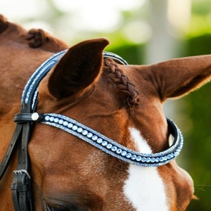Bandeau de tête pour cheval en cuir rembourré de qualité supérieure, personnalisé, 3 rangées de cristaux bleus et blancs, perles, effet mega-bling. - Product Image 1