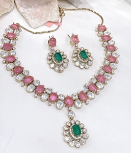 Ensemble collier et boucles d'oreilles élégants en or plaqué de qualité supérieure avec moissanite délicate pour femme, idéal pour mariage, fête ou cadeau - Product Image 2