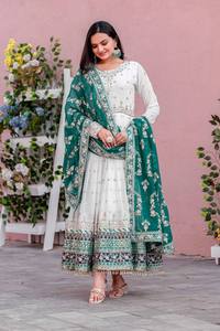 Ensemble Salwar Kameez Traditionnel Indien et Pakistanais Blanc Brodé en Soie pour Femme, Coupe Ample Longueur Ras du Sol, Idéal pour Mariage - Product Image 1