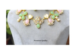 Ensemble de bijoux classiques plaqués or avec pierres blanches, collier et boucles d'oreilles pour femmes, style ethnique, pour mariage ou soirée. - Product Image 3