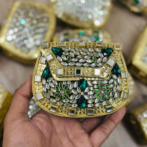 Bolso de mano hecho a mano con diseño tradicional indio, cierre de solapa, plegable, duradero, portátil, con forro de seda para bodas y eventos nocturnos. - Product Image 1