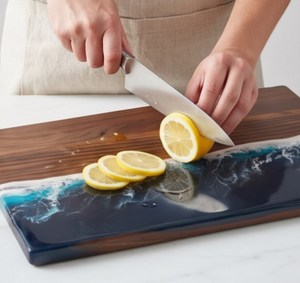Planche à découper rectangulaire en bois et résine, design contemporain vague océanique bleue, plateau de service - Product Image 4