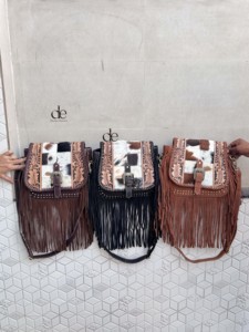 Bolso Bandolera de Cuero Auténtico con Flecos y Grabado a Mano, Estilo Bohemio Gitano, Novedad 2026, de Piel con Pelo, Hecho a Mano, Estilo Western - Product Image 5