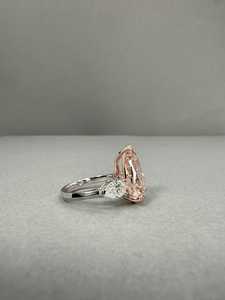 Anillo de tres piedras con diamante de corte pera de 3.01 CT, rosa de fantasía, cultivado en laboratorio, para mujer, en oro blanco de 14K, regalo de compromiso para novias. - Product Image 5