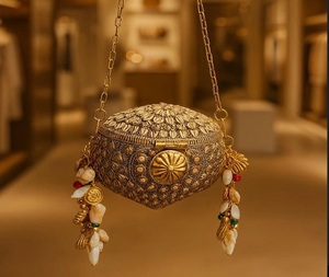 Sac à main de soirée pour femme, style indien, en métal plaqué or, mosaïque Kundan faite à la main, forme personnalisée F S - Product Image 1