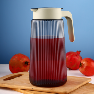 Carafe à eau en plastique transparent côtelé avec couvercle crème, poignée ergonomique, pichet de service fin cannelé pour porte de réfrigérateur, jus, thé glacé - Product Image 6
