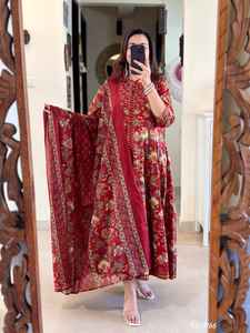 Ensemble 3 pièces en coton TheFabira Anarkali avec imprimé à la main, pantalon assorti magnifiquement décoré - Product Image 5