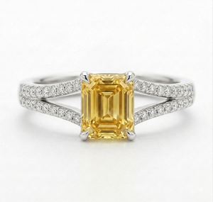 Anillo clásico de diamante amarillo de talla esmeralda con diamantes pavé laterales en oro blanco para regalo de boda unisex - Product Image 1