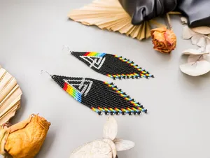 Pendientes de Flecos Triangulares con Cuentas Negras y Arcoíris, Estilo Boho, Coloridos, Geométricos, en Oferta - Product Image 5
