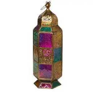 Farol hexagonal ornamentado con paneles de vidrieras coloridas en morado, rosa, azul y verde, con techo abovedado, estilo rústico, para interiores y exteriores, festivo. - Product Image 1