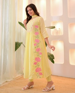 Traje Étnico Indio Informal para Fiesta, Kurta de Seda Chanderi con Bordado Floral, Corte Regular, Largo Regular, Secado Rápido - Product Image 2
