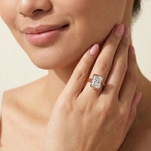 Anillo de Diamantes Solitario con Corte Radiante de 2.75 CT para Mujer en Oro Blanco, Amarillo y Rosa de 14K, Estilo Bisel, Anillo de Compromiso - Product Image 5
