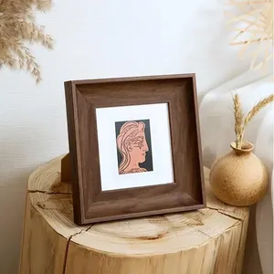 Elegante marco de fotos de madera hecho a mano para galerías de pared tradicionales, que realza la decoración de pasillos, dormitorios y oficinas. - Product Image 4