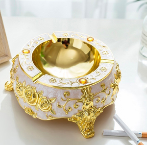 Exquisito cenicero blanco y dorado con forma de flor, con tallados de rosas y patas estables, disponible a precios de mayorista. - Product Image 1