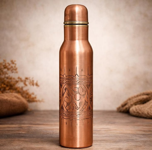 Bouteille en cuivre finition antique, présentant des fossettes martelées profondes et audacieuses pour un aspect rustique très tactile, au prix de gros. - Product Image 3