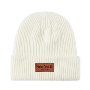 Gorro de Punto Acrílico 100% Personalizado Unisex con Diseño de Personajes y Parche de Cuero, Gorro Cálido de Invierno con Puño, OEM - Product Image 3