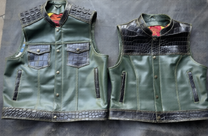 Chaleco de motociclista de cuero verde hecho a medida con bolsillos con diseño de cocodrilo en relieve - Product Image 5