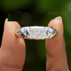 Anillo de oro amarillo de 14K con diamante de laboratorio tallado facetado y texturizado de corte radiante, anillo de sello con diamante de laboratorio de corte radiante tallado - Product Image 2