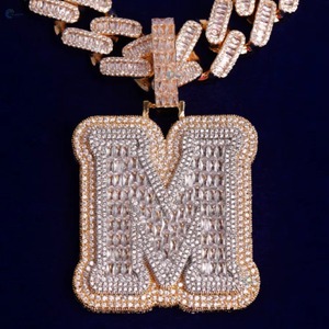 Pendentif personnalisé en moissanite taille baguette avec lettre, plaqué or 18 carats, serti en canal, style luxueux, collier avec pendentif lettre - Product Image 3