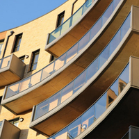 Rampe en verre stratifié haute résistance anti-impact pour escaliers modernes et villas