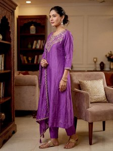 Ensemble Kurti en soie Vichitra pure de qualité supérieure, brodé, avec dupatta - Product Image 2