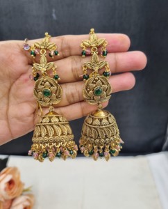 Pendientes Jhumka de diseñador con diseño de flor y hoja chapados en oro, con cadena para el cabello adjunta, para bodas y fiestas, fabricante de pendientes de moda. - Product Image 6