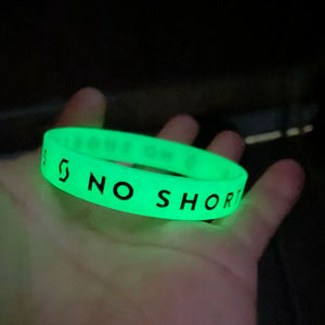 Bracelet en silicone qui brille dans le noir - Article promotionnel écologique imprimé à l'écran avec le modèle GLOW 101 par Wristband India - Product Image 1