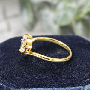 Bague Cocktail Hip Hop AMBER JEWELS en Or Massif 14K avec Diamant de Laboratoire Géométrique à Motif Feuille Moderne, Sertissage à Griffes, Certifiée IGI - Product Image 2