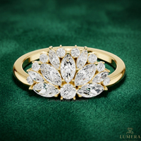 Anillo de compromiso con diamante floral de laboratorio, con piedras de acento en forma de hoja marquesa y redondas, y engaste artístico en racimo.