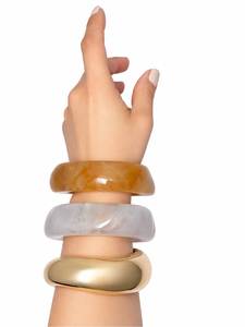 กำไลเรซิ่นสีสันสดใสทำมือ ผิวมันเงาสวยงาม ทันสมัย เหมาะสำหรับใส่ทุกวันและงานพิเศษ - Product Image 1