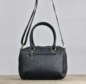 Bolsa de Viaje de Cuero Genuino 100% de Lujo, Nueva Colección 2026, con Diseño Floral y Detalles a Cuadros, en Color Negro y Marrón, Diseño Duradero - Product Image 2