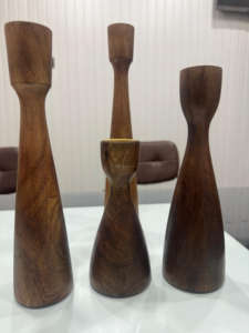 Support de bougie en bois poli fait à la main avec un design unique Décoration d'intérieur naturelle Porte-bougie en provenance d'Inde en vente - Product Image 4