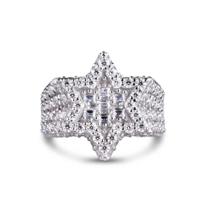 Bague de fiançailles en diamant de laboratoire taillé, avec pierre allongée pour un effet allongeant le doigt, bande pavée fine, en or jaune 18 carats, pour demande en mariage - Product Image 1