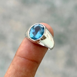 Bague pour homme en argent sterling 925 avec pierre précieuse topaze bleue naturelle, bague statement en pierre bleue faite à la main, bijoux en gros - Product Image 1