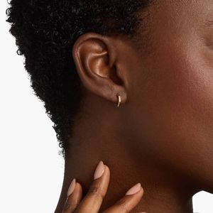 Petites boucles d'oreilles Huggie Mini-Hoop en diamant en or jaune 14 carats - Product Image 4
