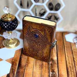 Diario de cuero Wolf, grimoire antiguo hecho a mano con papel de borde deshilachado - Product Image 2