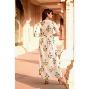 เดรสทรงเอพิมพ์ลายดอกไม้สีขาวและสีน้ำเงินพร้อมเอวทรงธรรมชาติ เดรสพิมพ์ลายดอกไม้สุดทันสมัย - Product Image 2