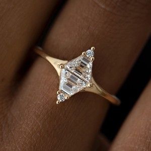 Bague de fiançailles en diamant de laboratoire taille trapèze, platine, minimaliste, solitaire, bijoux fins de luxe, diamant VVS certifié IGI - Product Image 4