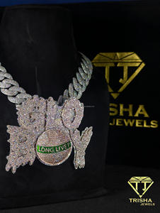 Pendentif Iced Out « GLO BOY » avec motif central et détails en diamants Moissanite par Trisha Jewels - Product Image 2