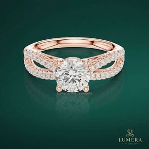 Bague de mode en or rose, taille brillant ronde, avec bande pavée croisée, unique et romantique, cadeau d'anniversaire pour femme - Product Image 2